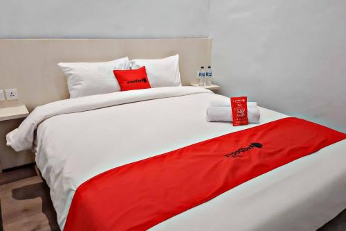 Tempat tidur dalam kamar di RedDoorz CBD Polonia Medan