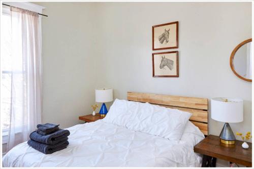 Llit o llits en una habitació de Heart of Highlands 3BR Loft