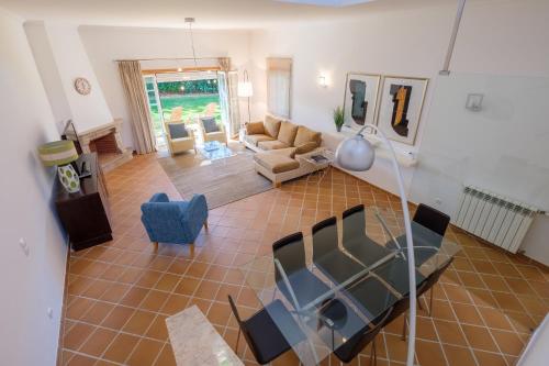 an overhead view of a living room with a couch and chairs at Principes Townhouse in Casal da Lagoa Seca