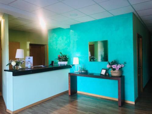 um escritório com uma parede azul e uma recepção em Hospedería de Juan em Fuentidueña de Tajo