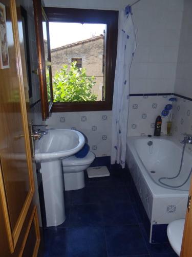 ein Badezimmer mit einem WC, einem Waschbecken und einer Badewanne in der Unterkunft TRÍPLEX CON TXOKO EN EZCARAY in Ezcaray