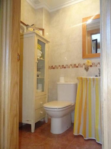 uma casa de banho com um WC branco e um armário em TRÍPLEX CON TXOKO EN EZCARAY em Ezcaray