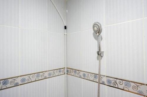Ένα μπάνιο στο RedDoorz @ Jalan Bali Cilacap