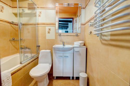 a bathroom with a toilet and a sink and a shower at Krynica Apartamenty 100m Duży Apartament, Salon + 3 sypialnie przy Deptaku in Krynica Zdrój