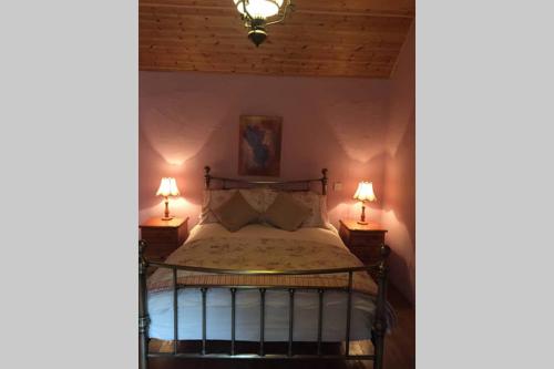 Кровать или кровати в номере Con’s Cottage