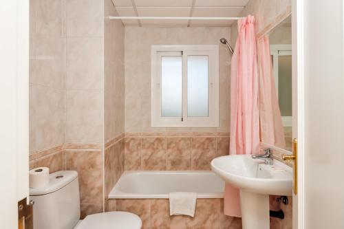 La salle de bains est pourvue d'une baignoire, d'un lavabo et de toilettes. dans l'établissement Apartamentos Stella Maris - Marcari SL, à Fuengirola