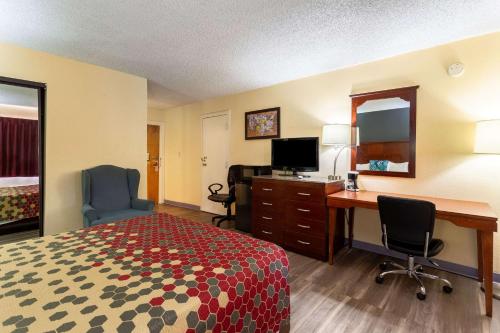 Μια τηλεόραση ή/και κέντρο ψυχαγωγίας στο Econo Lodge Gallup West