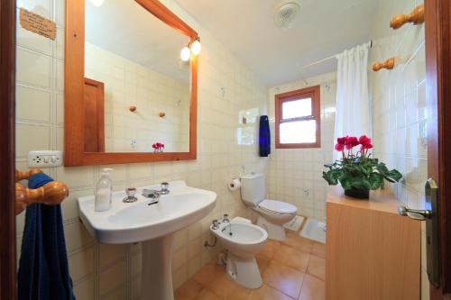 a bathroom with a sink and a toilet at Cana Joana in Santa Margalida