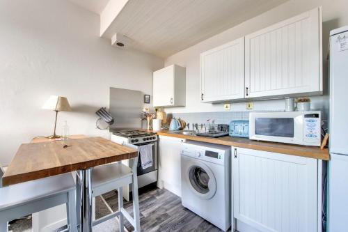 GuestReady - Cosy Top-Floor Apartment in Newington