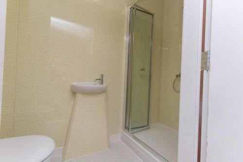 Ένα μπάνιο στο Hendy - First Floor Apartment