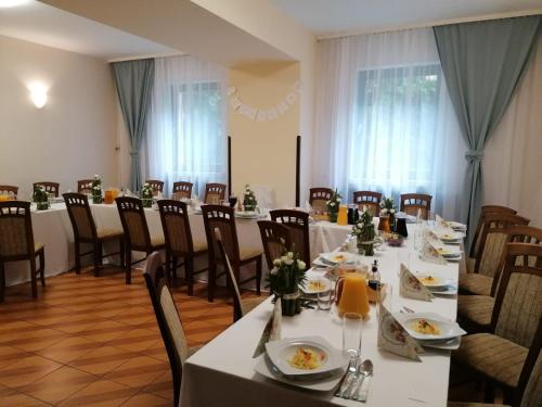 Obiekt "Czarny Rycerz" في ياسترشيبي زدروي: غرفة طعام مع طاولات وكراسي في غرفة