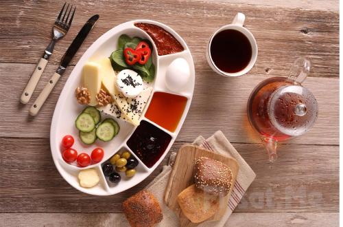 Rodion Hotel في إسطنبول: طبق من الطعام على طاولة مع كوب من القهوة