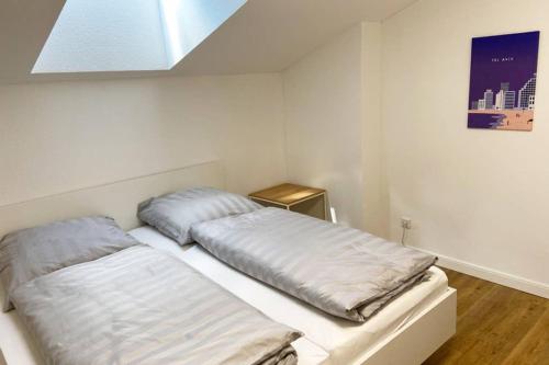 two beds in a small room with at Luxus Apartment I , Netflix, Küche und Gym in Reken