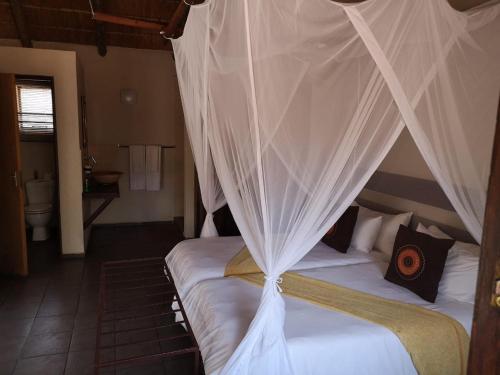 Ένα ή περισσότερα κρεβάτια σε δωμάτιο στο Boulders Safari Lodge