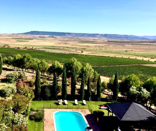 einen Luftblick auf eine Villa mit Pool und Bäumen in der Unterkunft Hotel Pago De Cirsus in Ablitas