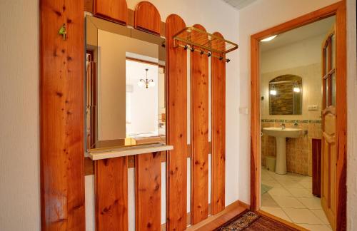 カルパチにあるApartamentVanessaのバスルーム(木製のドア、鏡付)