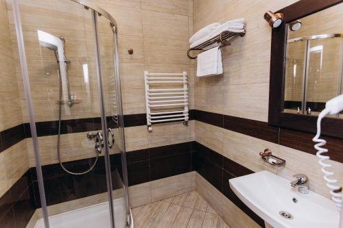 a bathroom with a shower and a sink at Kanada in Berezovka