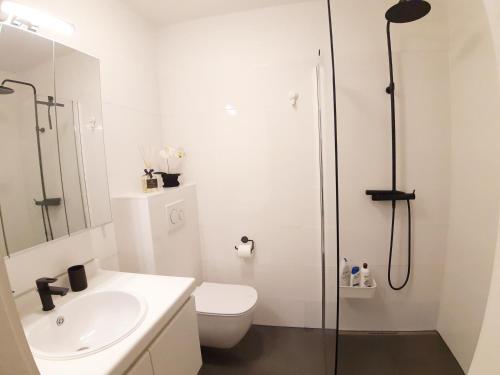 Ένα μπάνιο στο Sfeervol en lichtrijk appartement centrum Knokke