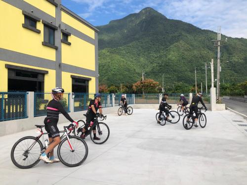 a group of people riding bikes outside of a building at 太魯閣惠宇民宿 in Xincheng