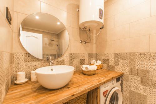 ein Bad mit einem Waschbecken und einem Spiegel in der Unterkunft Cozy Studio in Paraiso Del Sur - TENESOL RENTALS in Adeje