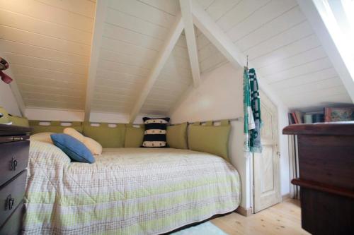En eller flere senge i et værelse på cozy attic