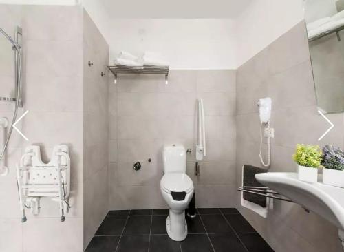 ein Badezimmer mit einem weißen WC und einem Waschbecken in der Unterkunft Vatican House Giuliana 66 in Rom