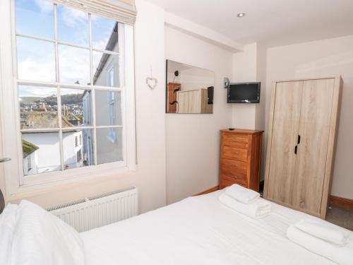 Schlafzimmer mit einem Bett und einem Fenster in der Unterkunft Simples in Dartmouth