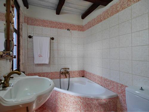un baño con bañera y lavabo en Villa Galania Armeni Crete, en Arménoi