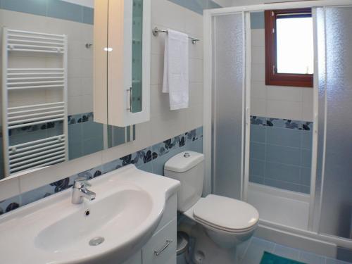 MánganosにあるVilla Vassilis Fiscardo Kefaloniaのバスルーム(洗面台、トイレ、シャワー付)