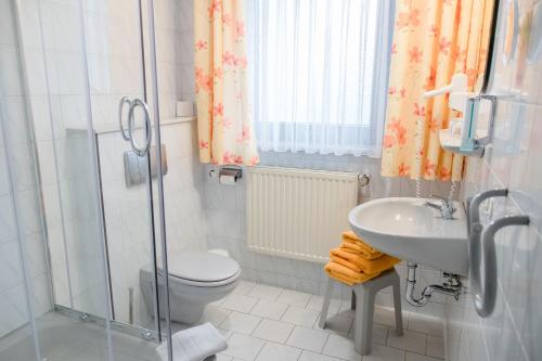 Um banheiro em Hotel Müller