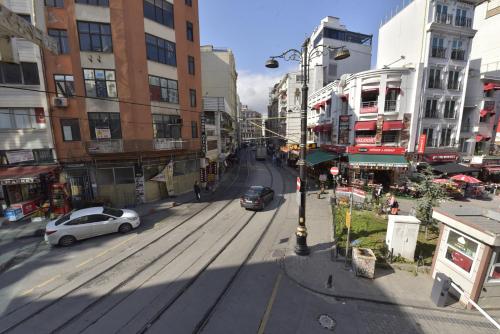 una vista aérea de una calle de la ciudad con coches y edificios en Omega Luxx Hotel, en Estambul