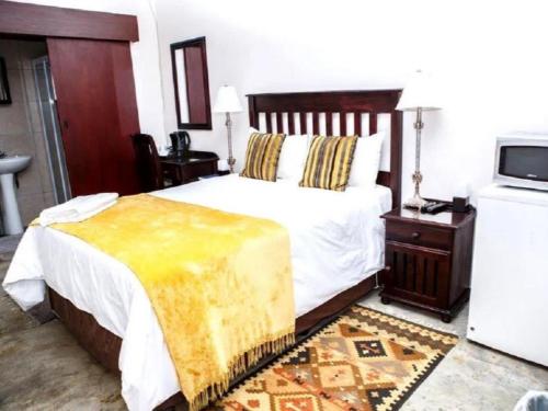 Un pat sau paturi într-o cameră la Monacco Guest house
