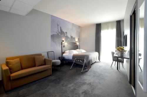 Posezení v ubytování Logis Hôtel Victor Hugo & Spa
