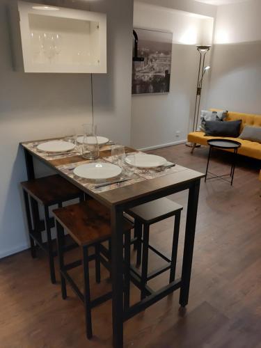 - une table avec des verres dans le salon dans l'établissement Wool INN Studio in the Forest, à Noisy-sur-École