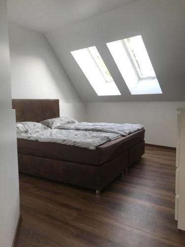 una camera con un letto in una stanza con lucernari di SUNNY VIENNA by JR City Apartments a Vienna