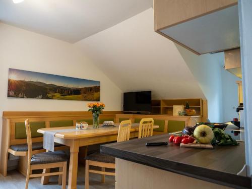 cocina y comedor con mesa y sillas en Ferienwohnungen Lichtenegger, en Kamp