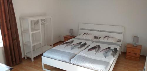 Un dormitorio con una cama con pájaros. en Pied à Terre Chaumont, en Chaumont