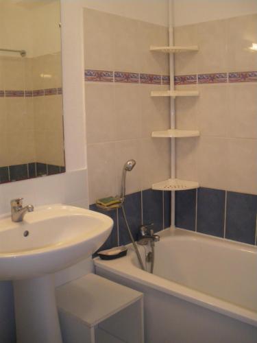 une salle de bain avec un lavabo, des toilettes et une baignoire dans l'établissement Sémaphore, à Les Sables-dʼOlonne