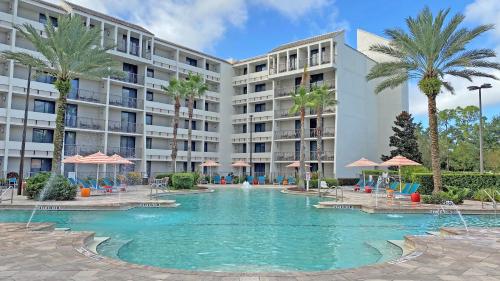 een zwembad voor een groot gebouw bij Holiday Inn Orlando – Disney Springs™ Area, an IHG Hotel in Orlando
