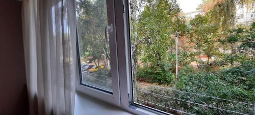 a window with a view of a street at Двухкомнатная квартира 300м от моря ул Парковая 18 отчетные док in Chornomorsk