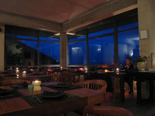 un hombre sentado en una mesa en un restaurante en Hotel La Canela, en Piedralaves