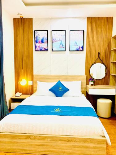 a bedroom with a blue and white bed in a room at Khải Hoàn Luxury Hotel in Bến Cát