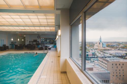 una piscina en un hotel con vistas a la ciudad en Fairmont Winnipeg, en Winnipeg