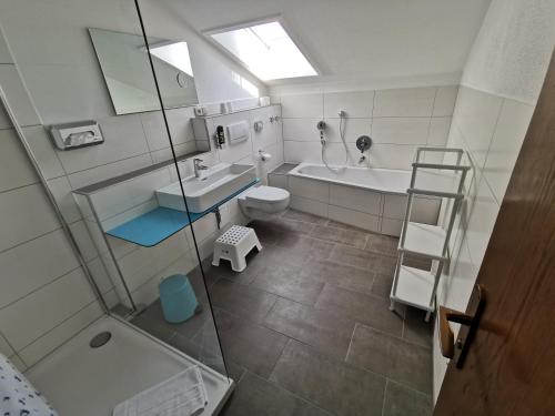 Koupelna v ubytování Hotel Allgäu Garni