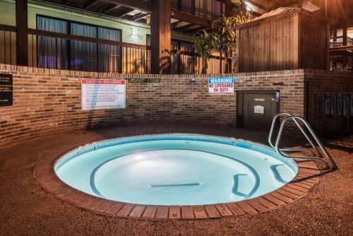 a hot tub in a building with a brick wall at Holiday Inn At Six Flags Saint Louis by IHG in Eureka