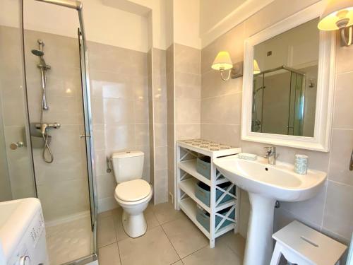 une salle de bain avec toilettes, lavabo et douche dans l'établissement Studio Promenade des Anglais, à Nice