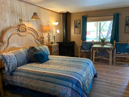 a bedroom with a large bed and a table and chairs at Grey Squirrel Resort in Big Bear Lake