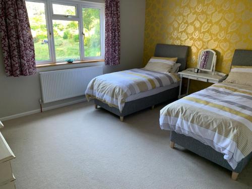 1 Schlafzimmer mit 2 Betten und einem Fenster in der Unterkunft Wingmore in Salisbury