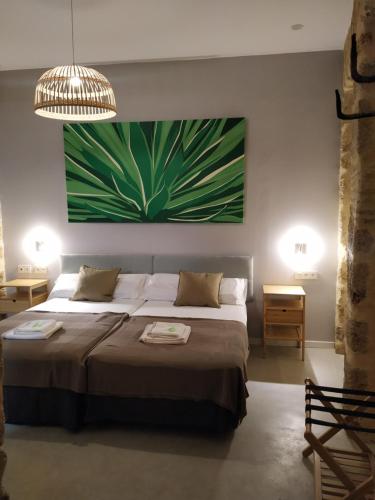 - une chambre avec un grand lit et une grande peinture murale dans l'établissement GADEIRAS SUITES - Apartamentos Turísticos de 2 llaves, à Cadix