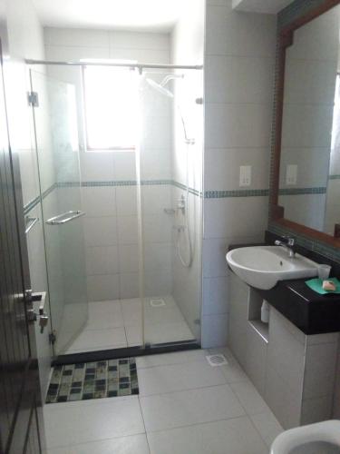 ein Bad mit einer Dusche und einem Waschbecken in der Unterkunft Sultan Palace in Kilifi